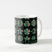 Doodle grüne Blumenmuster personalisierter Name Kaffeetasse (VorderseiteRechts)