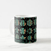 Doodle grüne Blumenmuster personalisierter Name Kaffeetasse (Vorderseite Links)