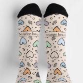 Doodle-Herzen auf Blassorange mit Text Socken (Oben)
