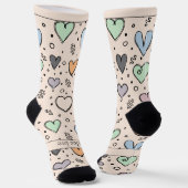 Doodle-Herzen auf Blassorange mit Text Socken (Gewinkelt)