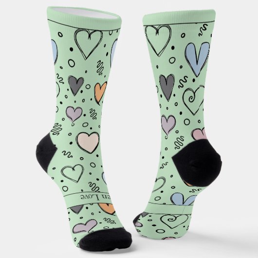 Doodle-Herzen auf Hellgrün mit Text Socken (Gewinkelt)