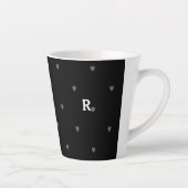 Doodle-Herzmuster Schwarz-Rotes Monogramm Initial Milchtasse (Rechts)
