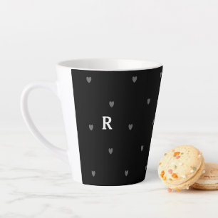 Doodle-Herzmuster Schwarz-Rotes Monogramm Initial Milchtasse
