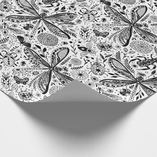 Doodle-Käfer auf dunkelblau Geschenkpapier (Ecke)