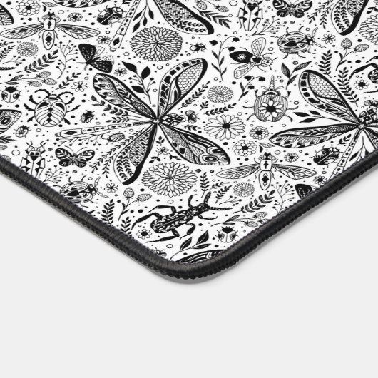 Doodle-Käfer auf dunkelblau Schreibtischunterlage (Ecke)