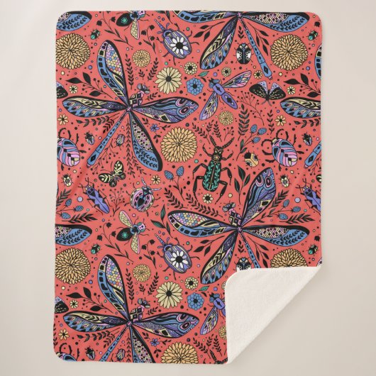 Doodle-Käfer auf Korallenrot Sherpadecke (Vorderseite)