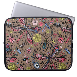 Doodle-Käfer auf mocha-braun Laptopschutzhülle