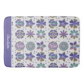 Doodle lila Blumenmuster personalisierter Name Badematte (Vorderseite)