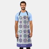 Doodle lila Blumenmuster personalisierter Name Schürze (Getragen)