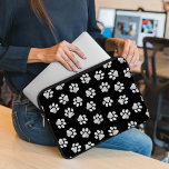Doodle Paws, Hundepfähle, weiße Pasten Laptopschutzhülle<br><div class="desc">Niedliches,  lustiges und anmutigendes Muster mit weißen Pfoten auf schwarzem Hintergrund. Modernes und trendiges Geschenk,  perfekt für den Hundeliebhaber in Ihrem Leben.</div>