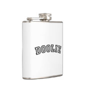 DOOLIE FLACHMANN (Rechts)