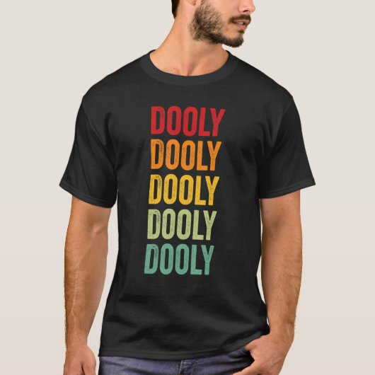 Dooly County Georgia Regenbogen-Text-Design T-Shirt (Vorderseite)