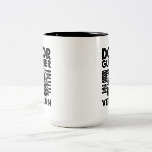 Door Gunner Vietnam: Guardians of the Skies Zweifarbige Tasse (Mittel)