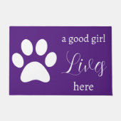Doormat - Dog Paw - ein gutes Mädchen lebt hier Fußmatte (Vorderseite)