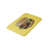 Doppel-Käse-Burger mit Tomate und Salat Badematte (Schrägansicht)