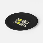 Doppel Trouble Funny Tennis Balls Pappteller (Schrägansicht)