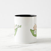 Doppelerbsen in einer Hülse Zweifarbige Tasse (Mittel)