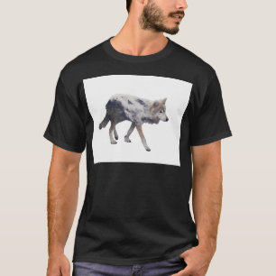 Doppelexposition von Wolf- und Kiefernwäldern auf T-Shirt