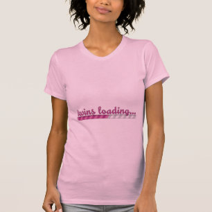 Doppelmädchen, die Schwangerschafts-Shirt laden T-Shirt