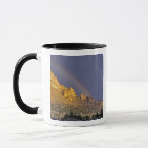 Doppelregenbogen über einer Felsformation in der N Tasse