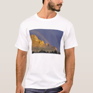 Doppelregenbogen über einer Felsformation nahe Smi T-Shirt