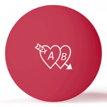 Doppelte Herzen mit Cupids-Pfeil und -Initialen