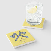 Doppeltes Ax auf gelbem Hintergrund Steinuntersetzer (Seitenansicht)