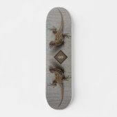 Doppeltes Eidechsen-Monogramm Skateboard (Vorne)