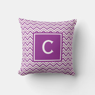 Doppeltes lila Zickzack Monogramm Kissen