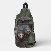 Doppeltes Problem in der Canopy: Zwei Possummen Crossbody Bag (Vorderseite)