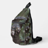 Doppeltes Problem in der Canopy: Zwei Possummen Crossbody Bag (Rechte Ecke)