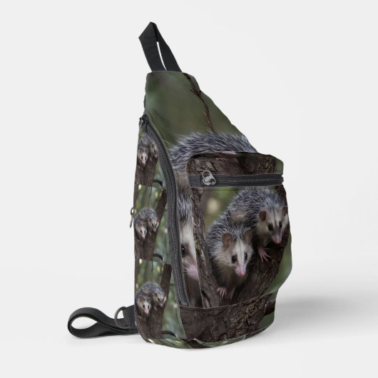 Doppeltes Problem in der Canopy: Zwei Possummen Crossbody Bag (Linke Seite)