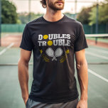 Doppeltes Trouble Pickleball Partner Turnier T-Shirt<br><div class="desc">Lass deinen Gegnern,  dass du als Team dabei bist,  wenn du auf den Platz trittst,  sei es bei Frauen,  Männern oder gemischten Doppel-Turnieren.</div>