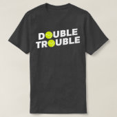 Doppeltrouble Funny Tennis mit Tennisplätzen T-Shirt (Design vorne)