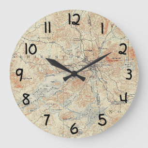 Dorf und Gebiet des Saranac Sees in Adirondacks Große Wanduhr