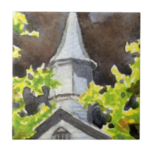 Dorfkirche mit dunklem Sturm hinter sich Fliese