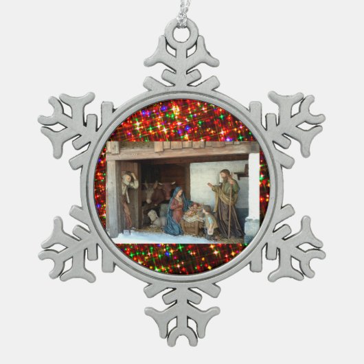 Dorfkrippe unter Canopy mehrfarbige Sterne Schneeflocken Zinn-Ornament (Vorderseite)