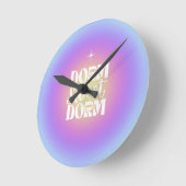 Dorm Sweet Dorm Blue & Lila Gradient Aura Runde Wanduhr (Winkel)