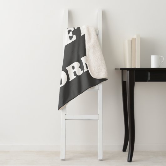 Dorm Sweet Dorm in Schwarz und Weiß Sherpadecke (Beispiel)