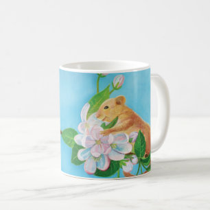 Dormaus auf blühendem Apfelzweig Kaffeetasse