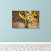 Dornenkrone und Goldkrone mit Nägeln Leinwanddruck (Insitu (Holzboden))