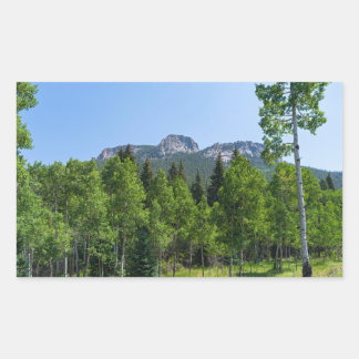 Dorodigipfel über Wäldern am goldenen Tor Rechteckiger Aufkleber