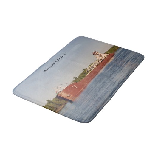 Dorothy Ann & Pathfinder bathmat Badematte (Schrägansicht)