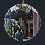 Doryman's Inn, Newport Beach, Kalifornien Keramik Ornament<br><div class="desc">Die beliebte Frauenstatue am Eingang des Doryman's Inn Bed & Breakfast bei der Pier in Newport Beach, Kalifornien. Dieses Hotel besticht durch einen Viktorianischen Stil mit einer Statue aus dem Jahre 1891 in einem klassischen Gebäude. Der Charme fügt sich perfekt in die Atmosphäre um Newport Pier ein! Foto wurde im...</div>