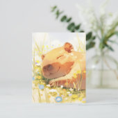 Dösender Capybara auf einer sonnigen Wildblumen-So Postkarte (Stehend Vorderseite)