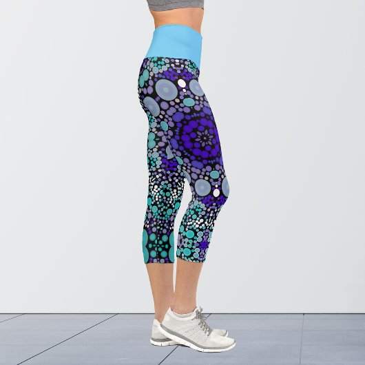 Dot Mandala Blume Lila Blau und Weiß Capri Leggings