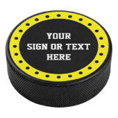 Dots Ring & Dot schwarz + Farbe, Zeichen oder Text Eishockey Puck (3/4)