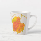 Dotty Spotty fällt auf eine kleine Latte-Tasse Milchtasse (Rechts)