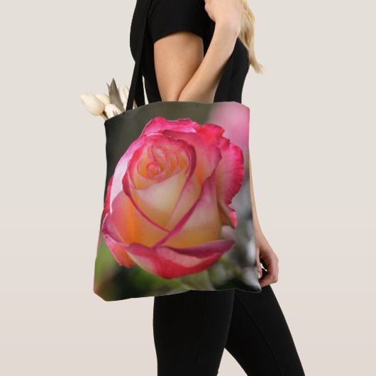 Double Delight Rose Tasche (Von Nahem)
