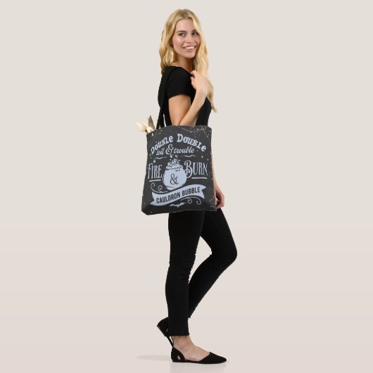 Double Toil und Trouble Hat Halloween Tasche (Am Model)